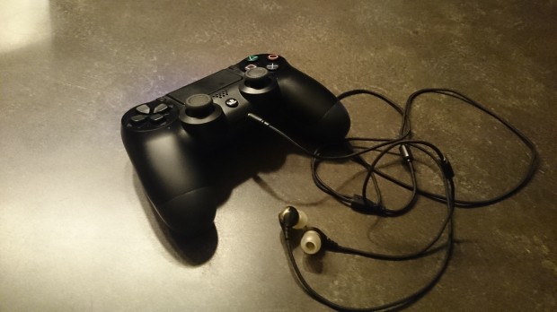 how to connect earbuds to ps4 controller