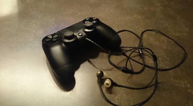 how to use two headphones on ps4