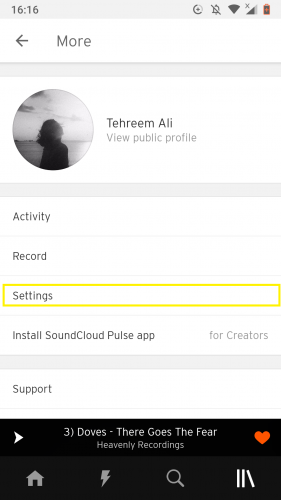 Turning on dark mode on SoundCloud Android app via app settings.